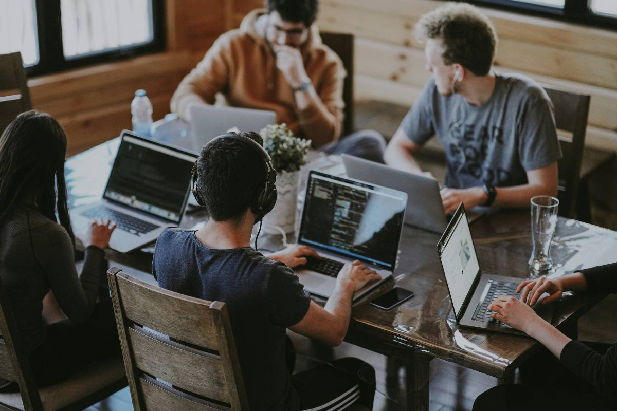 IA pour les commerciaux en 2026 : CRM, agents et outils de prospection. Le guide pour choisir sans se tromper